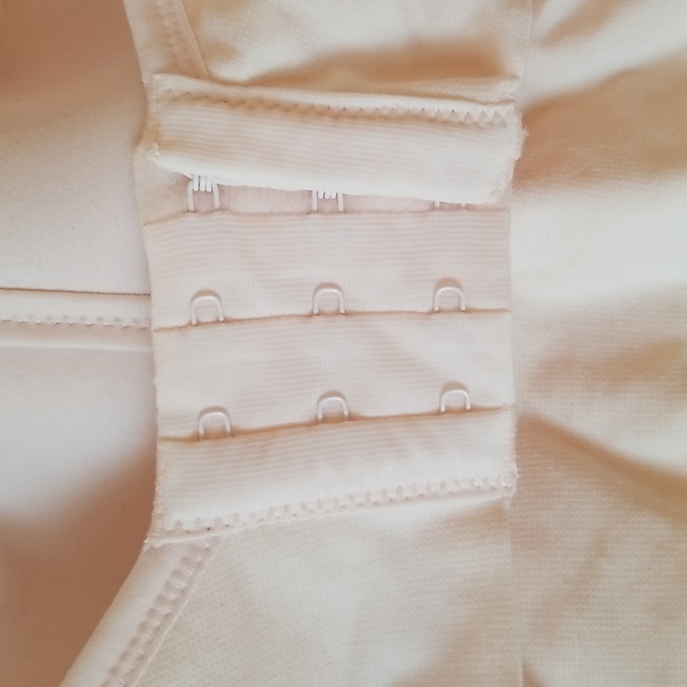 Two Women's Bras in Size 40D - Picture 12 of 14